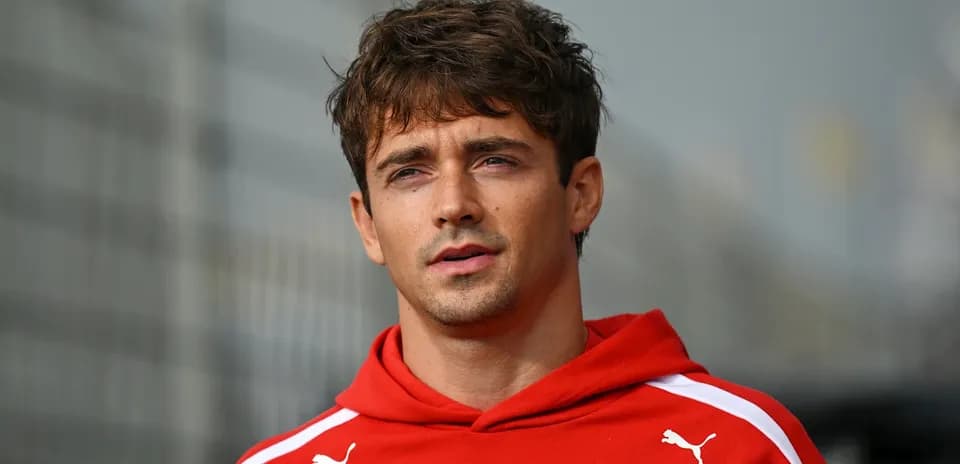 Pilote de Formule 1 en sweat à capuche rouge