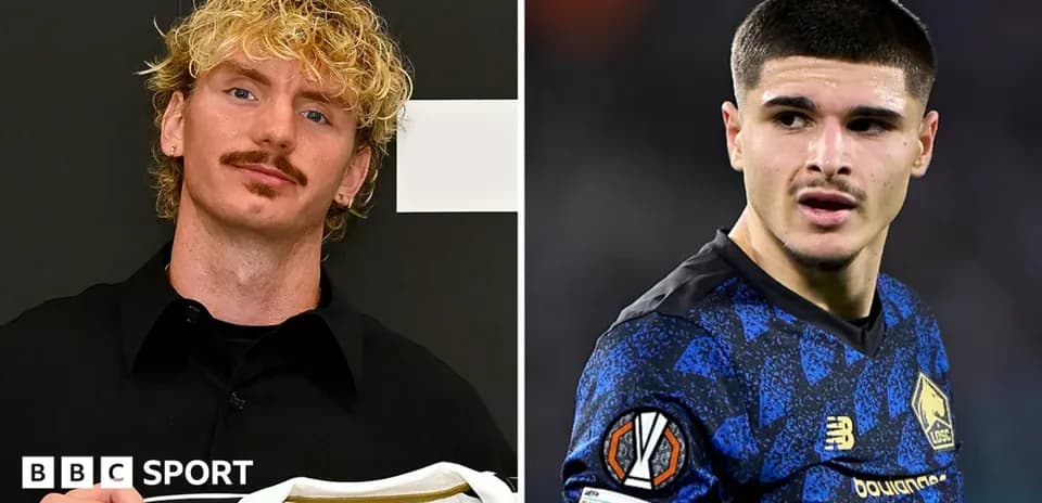 Deux joueurs de football, l'un tenant un maillot