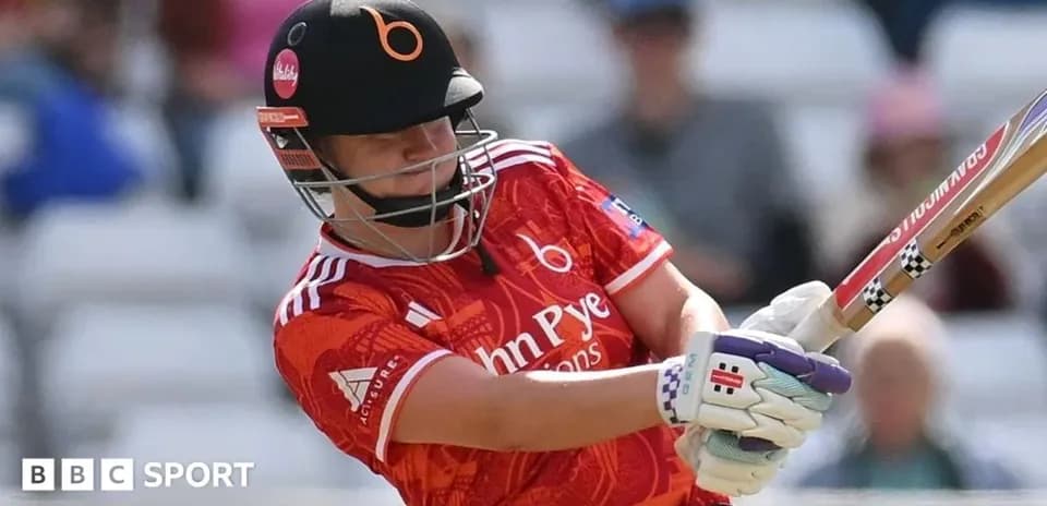 Joueur de cricket frappant la balle lors d'un match