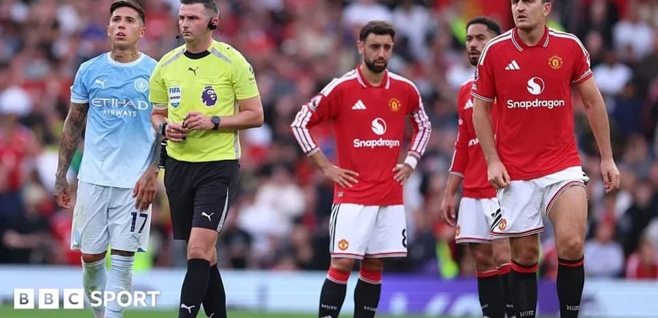 Joueurs de Manchester United et arbitre pendant le match
