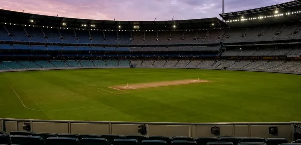Stade de cricket vide avec terrain et gradins