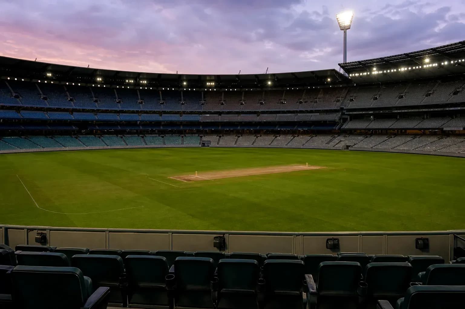 Stade de cricket vide avec terrain et gradins