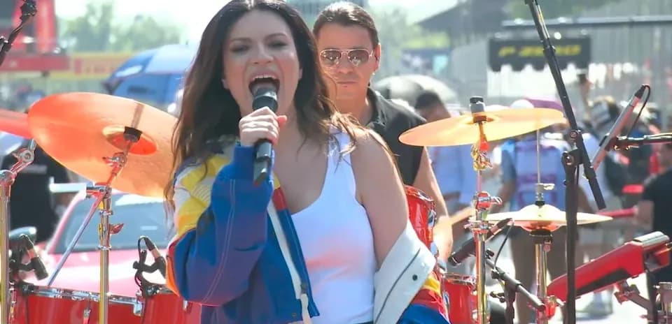 Chanteuse interprétant une chanson sur scène avec musiciens