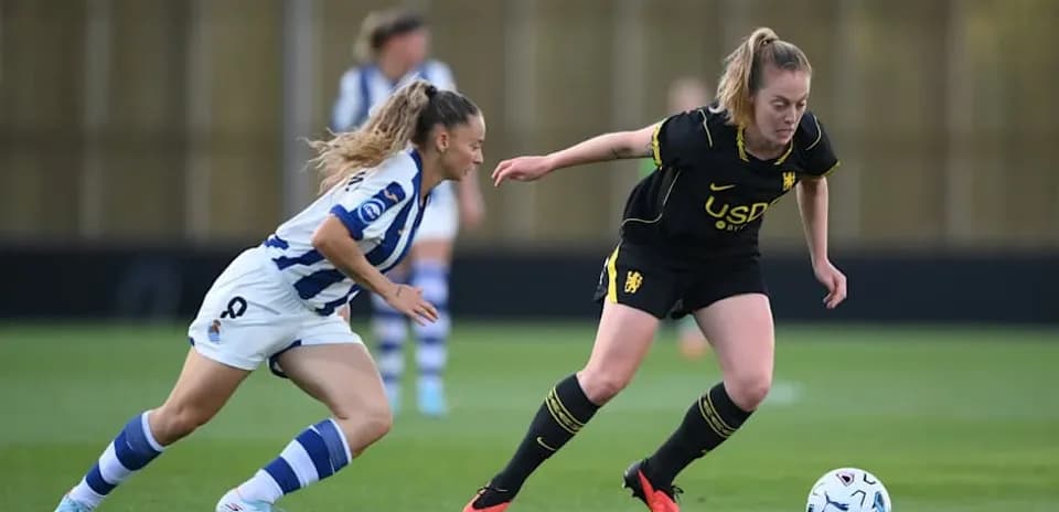Joueuses en action lors d'un match de football