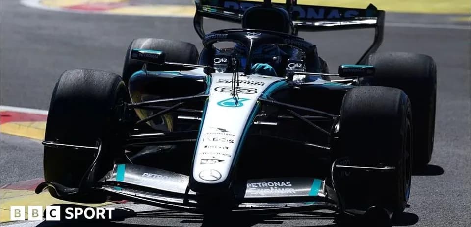 Voiture de Formule 1 Mercedes en action sur circuit