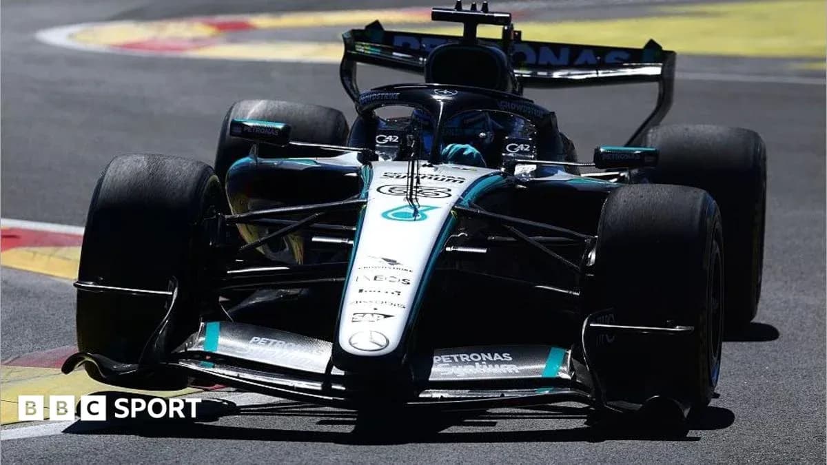 Voiture de Formule 1 Mercedes en action sur circuit