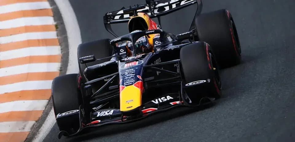 Voiture de Formule 1 prenant un virage sur circuit