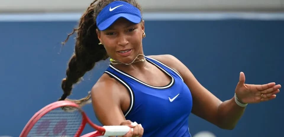 Joueuse de tennis en action sur le court