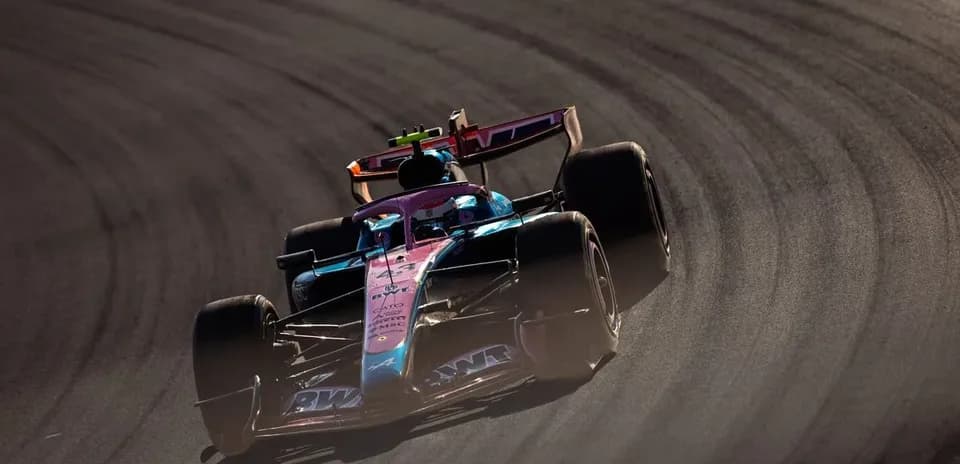 Voiture de F1 prenant un virage sur circuit