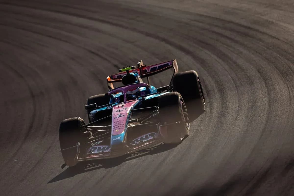 Voiture de F1 prenant un virage sur circuit