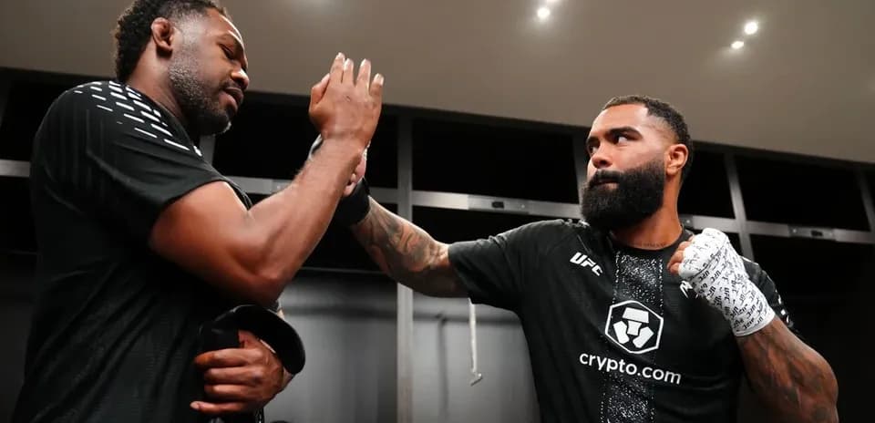 Deux combattants se préparant dans les vestiaires UFC