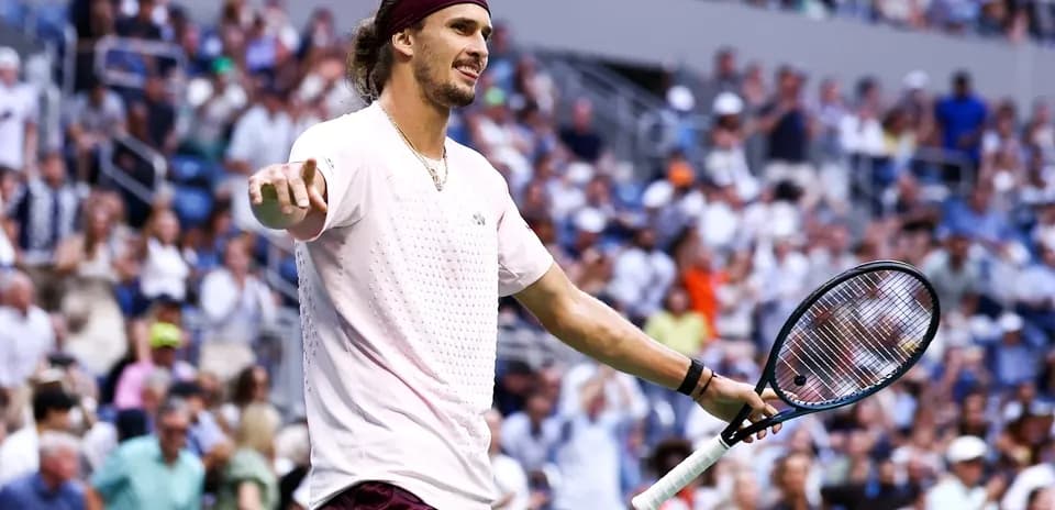 Joueur de tennis levant les bras sur le court