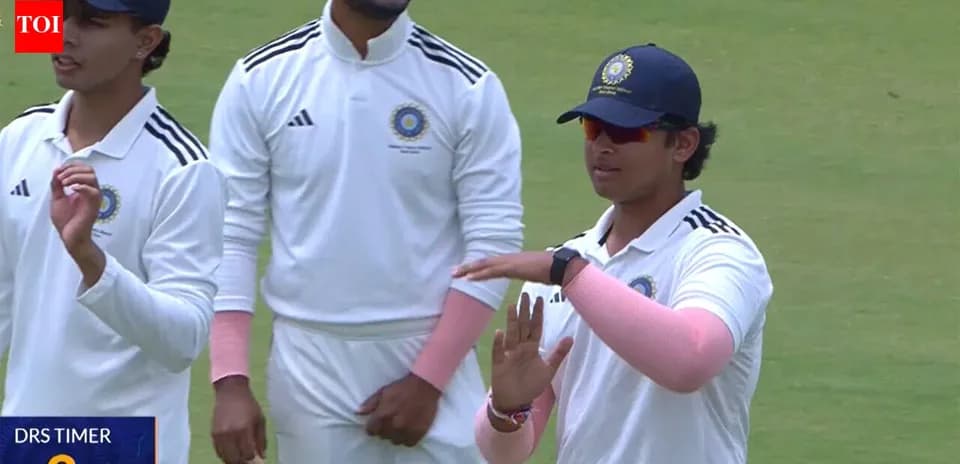 Joueurs indiens en discussion sur le terrain de cricket