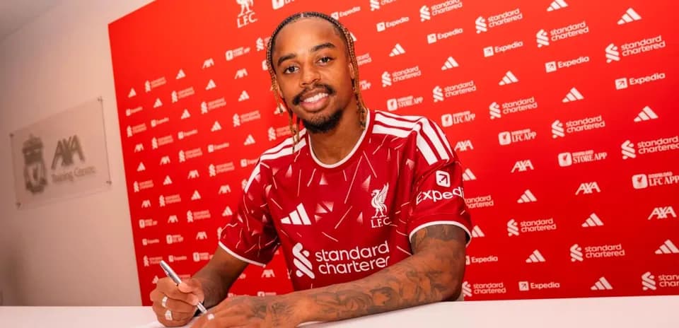 Joueur signant un contrat avec Liverpool FC
