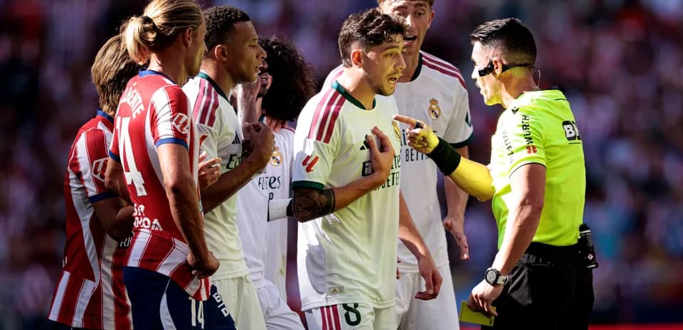 Joueurs de Real Madrid discutant avec l'arbitre
