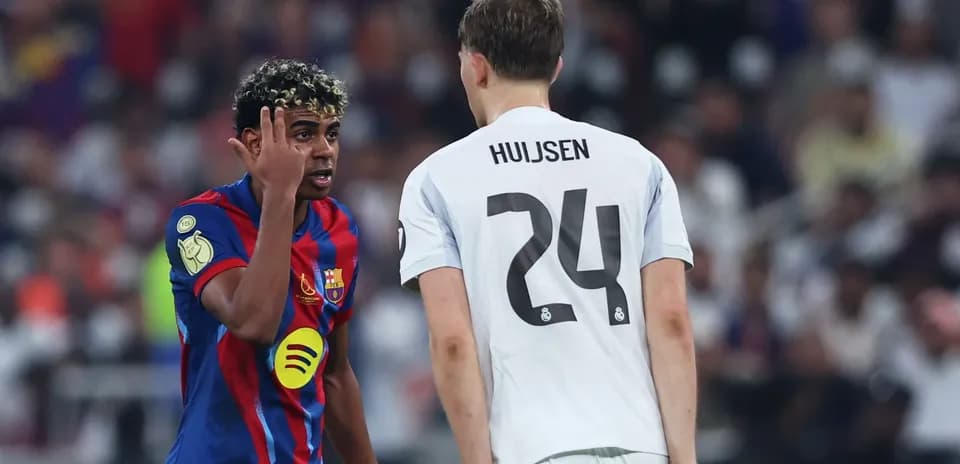 Joueur du Barça en discussion avec un adversaire