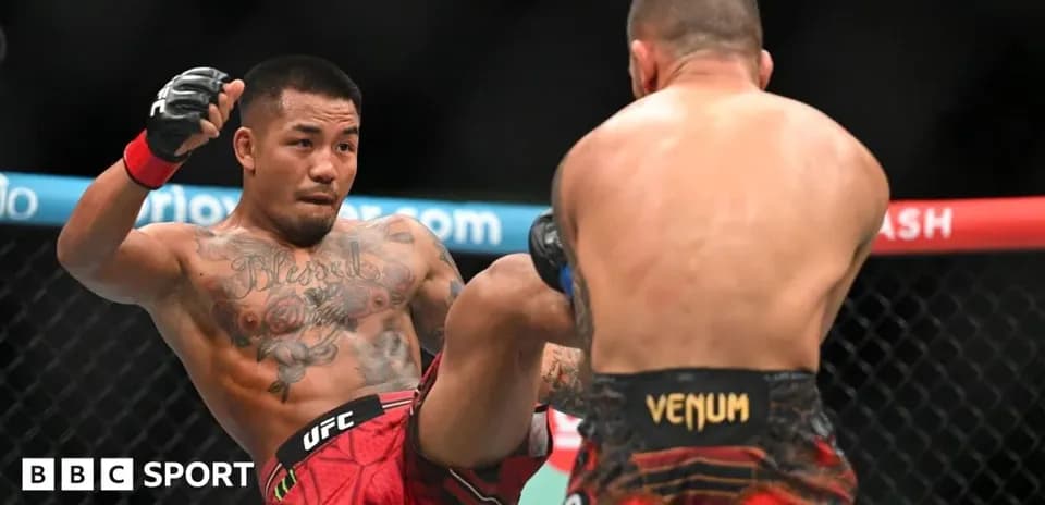 Combattant lançant un coup de pied en MMA