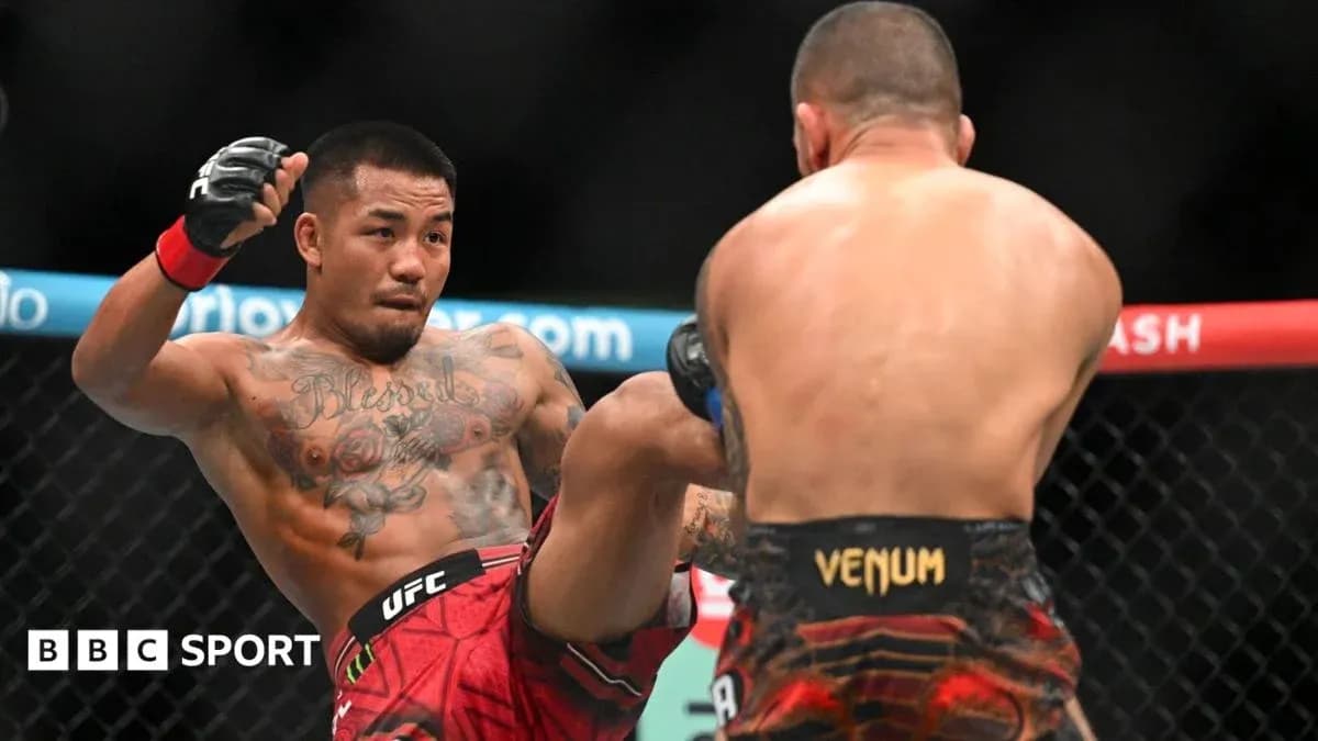 Combattant lançant un coup de pied en MMA