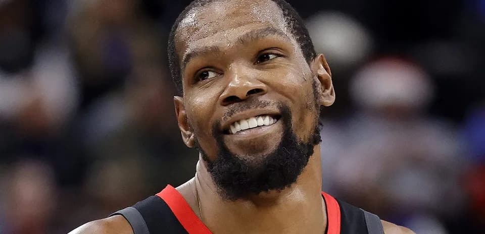 Kevin Durant souriant en tenue de basketball