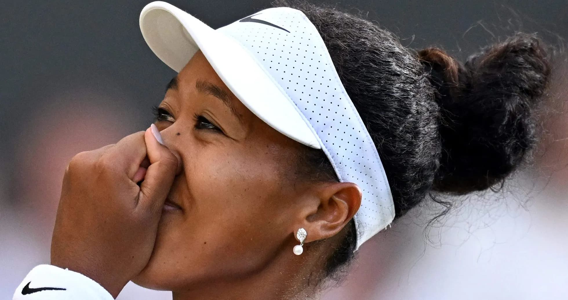 Joueuse de tennis portant une visière et des boucles d'oreilles