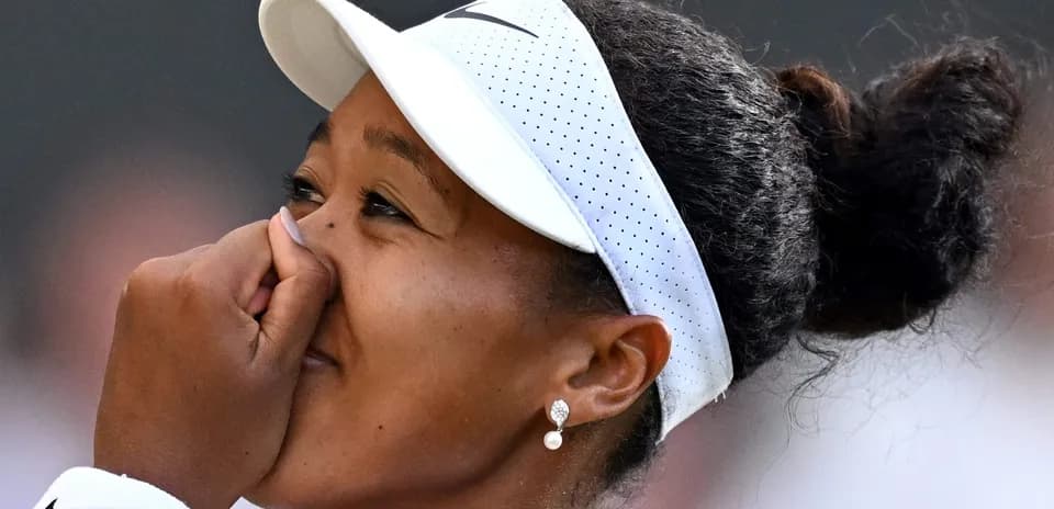 Joueuse de tennis portant une visière et des boucles d'oreilles