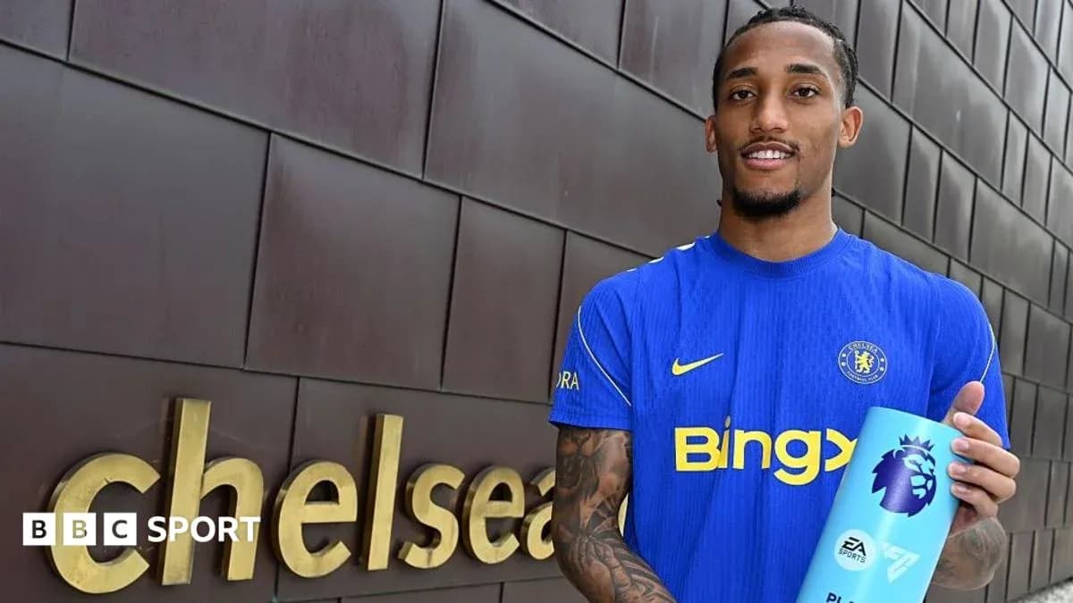 Joueur de Chelsea tenant un trophée de la Premier League