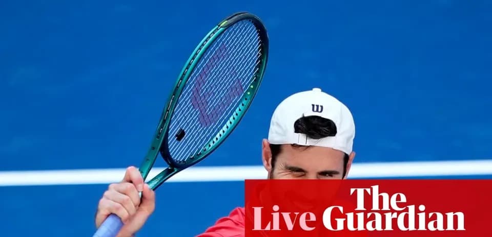 Joueur de tennis levant sa raquette sur le court