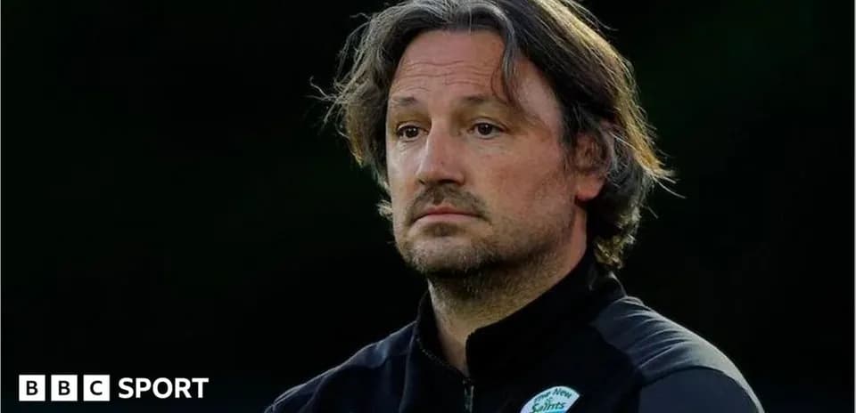 Entraîneur observant le match depuis le bord du terrain