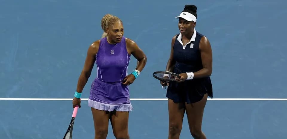 Serena et Venus Williams lors d'un match de tennis