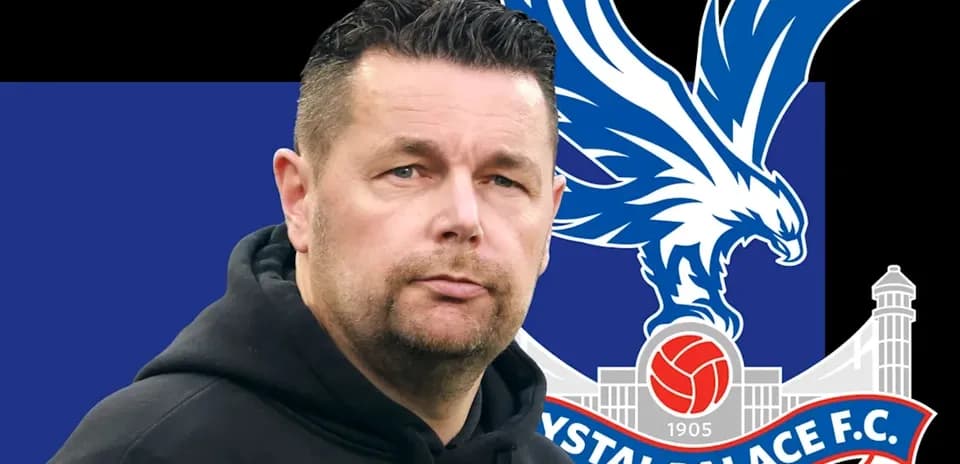 Entraîneur devant le logo de Crystal Palace FC
