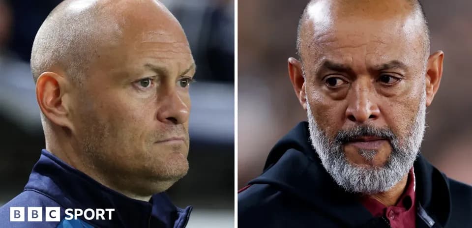 Deux entraîneurs se regardant sur le terrain