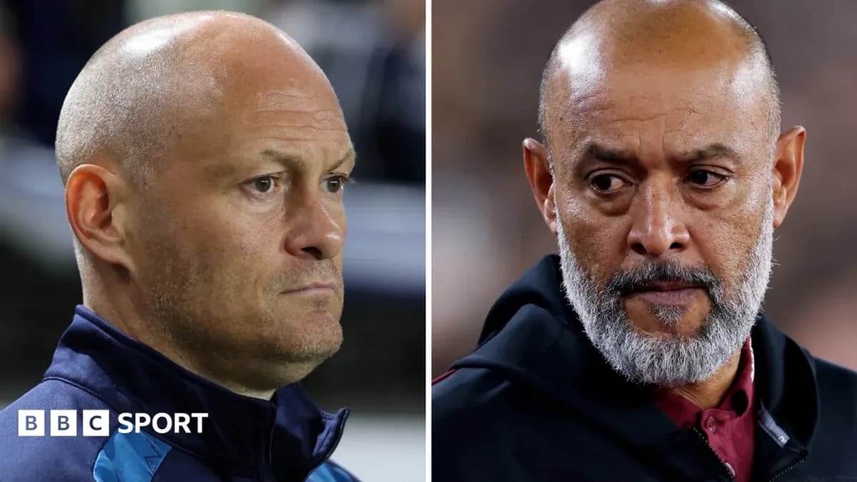Deux entraîneurs se regardant sur le terrain