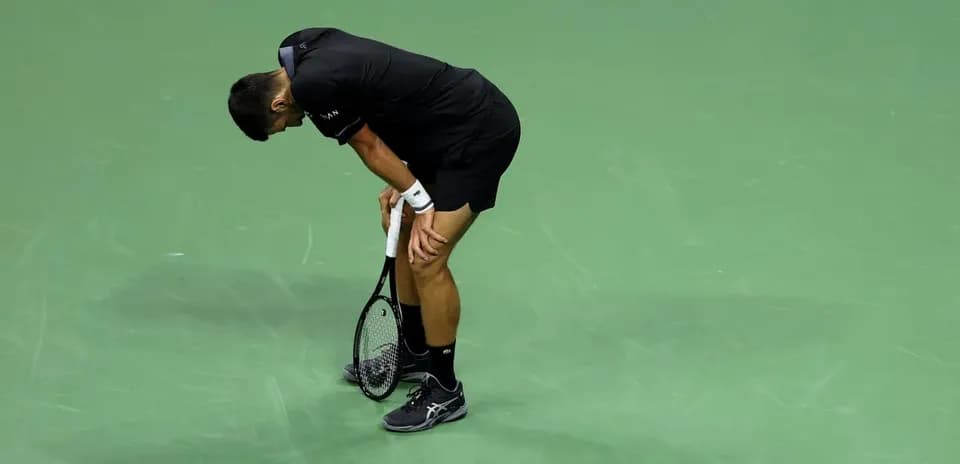 Joueur de tennis se penchant sur le court