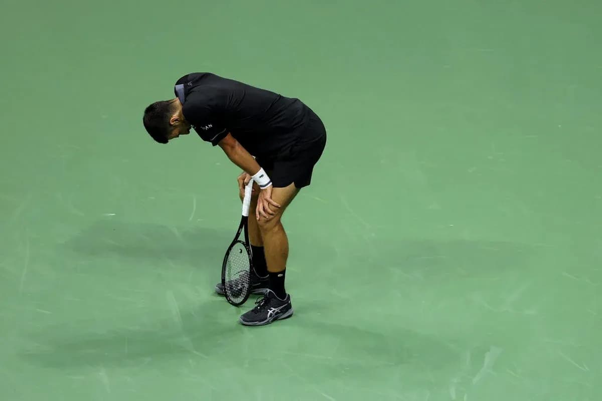 Joueur de tennis se penchant sur le court