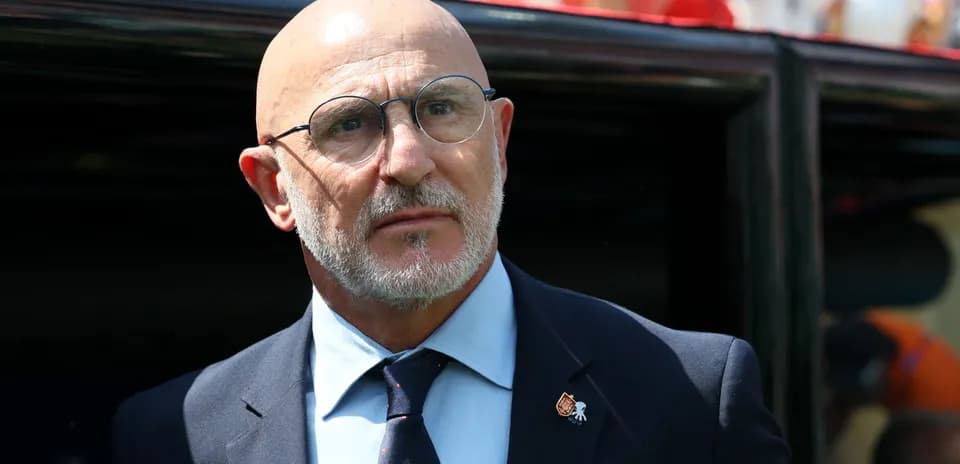 Entraîneur observant le match depuis le banc