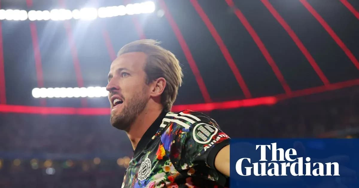 Joueur célébrant avec un maillot coloré sur le terrain