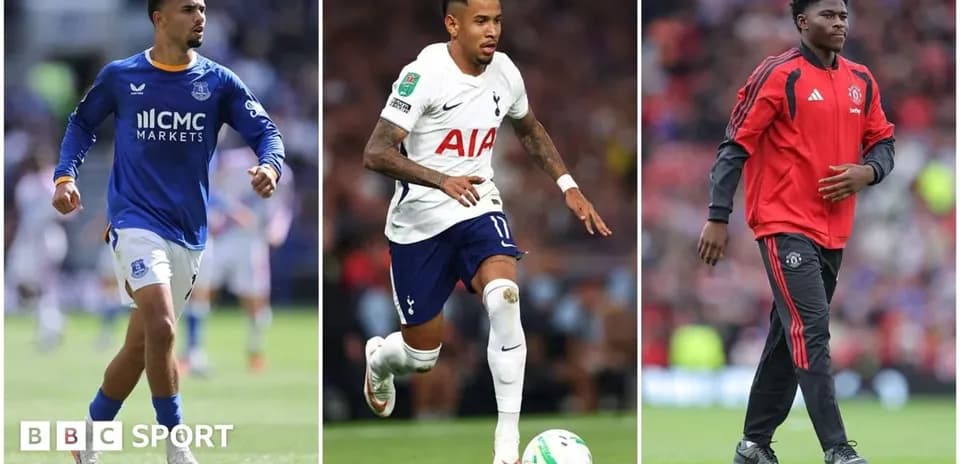Trois joueurs en action lors de matchs de football
