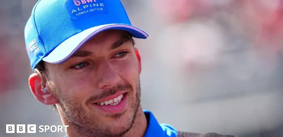 Pilote d'Alpine souriant dans le paddock