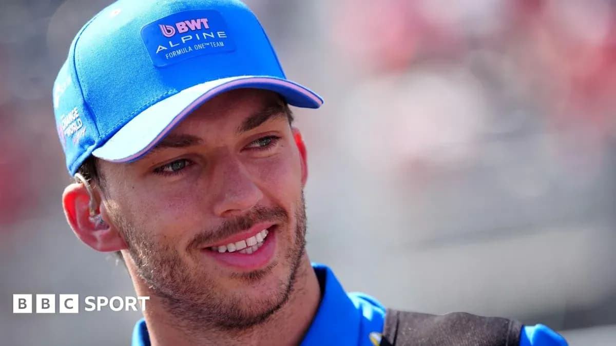 Pilote d'Alpine souriant dans le paddock