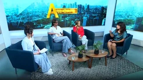 Quatre femmes discutant sur un plateau de télévision