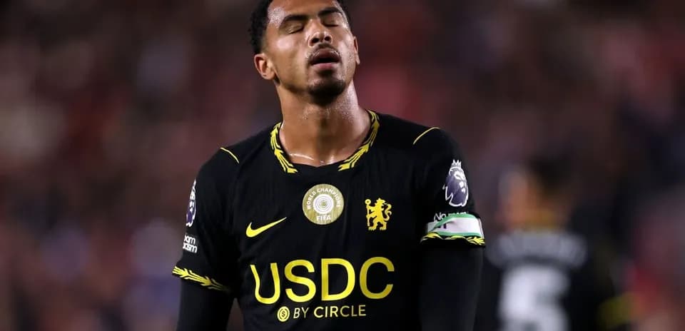 Joueur de Chelsea en uniforme noir sur le terrain