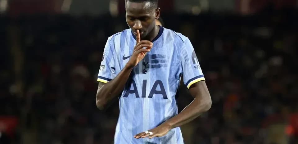 Joueur faisant signe de silence sur le terrain