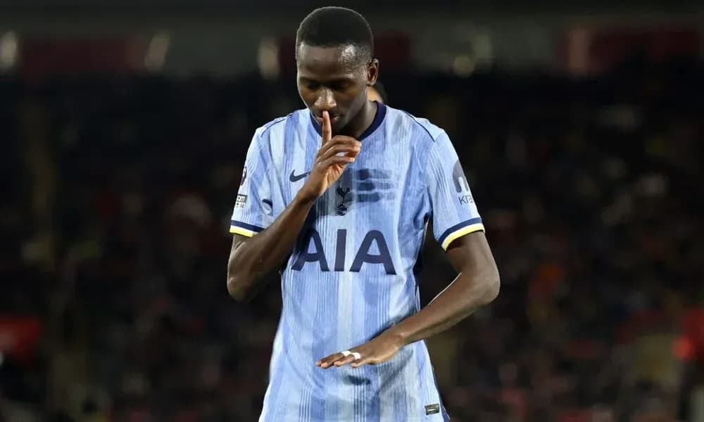 Joueur faisant signe de silence sur le terrain