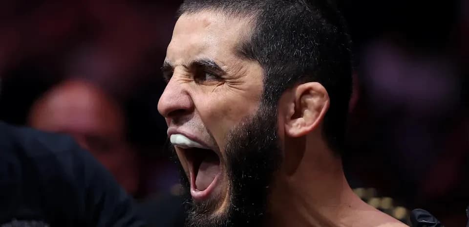 Lutteur criant avec protège-dents avant le combat
