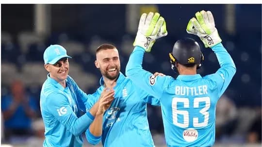 Joueurs anglais célébrant un wicket au cricket