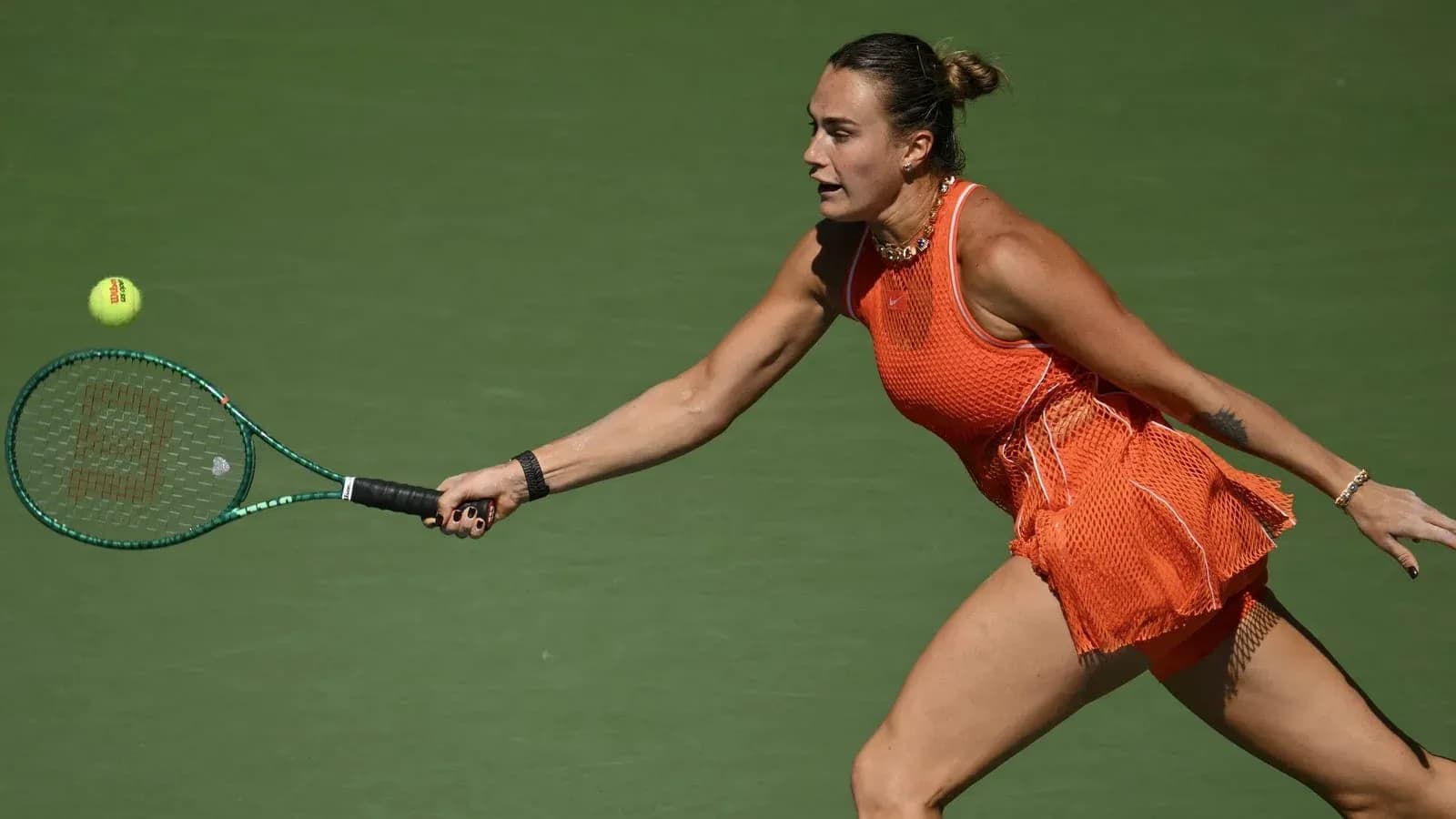 Joueuse de tennis frappant une balle sur le court