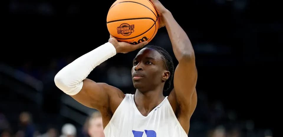 Joueur de basket-ball en train de tirer au panier
