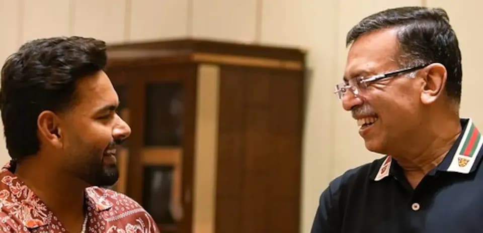 Deux hommes souriant et discutant ensemble