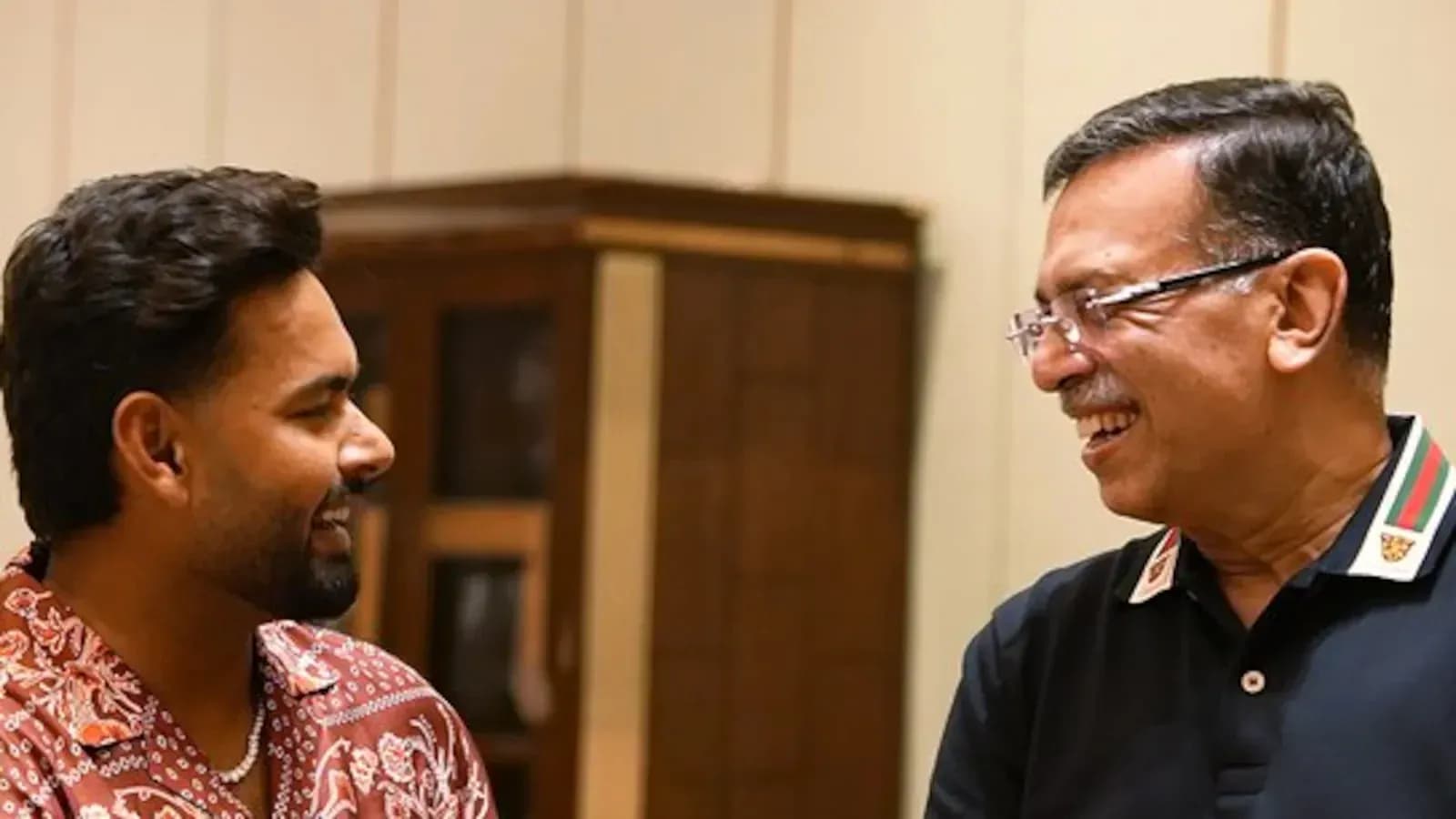Deux hommes souriant et discutant ensemble