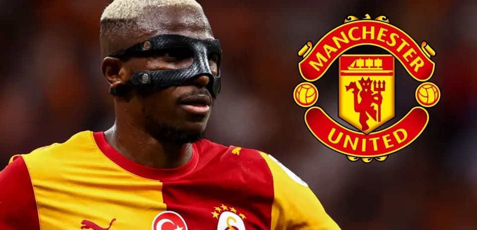 Joueur de football avec un masque lors du match